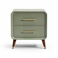 Groene nachtkast met metalen handvatten en houten poten 45 x 40 x 55cm